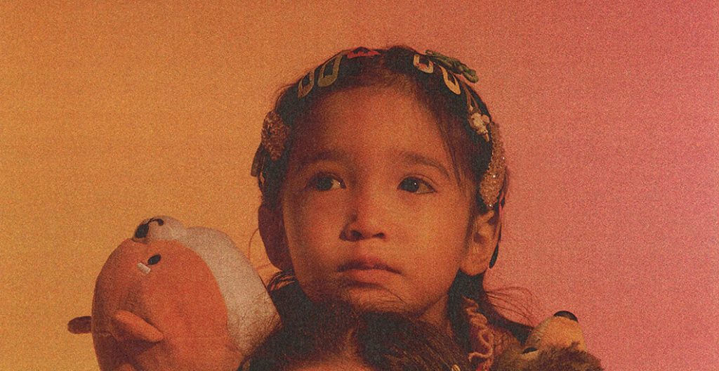 メキシコ人とアメリカ人の両親の元で育ったCaro Ramirezは、フィラデルフィアに本社があるアメリカブランド Urban Outfitters 専属のファッションカメラマン。おしゃれなメッセージを込めた写真を提供してくださいました。