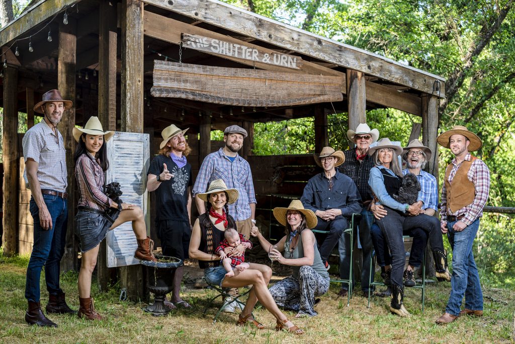 アメリカ合衆国ワシントンD.C.に生まれる。2001年来日を機に写真家としての活動を始める。「ニューヨークタイムズ」、「ナショナルジオグラフィック トラベラーマガジン」等、建築、自然、環境保護など写真撮影が多く、多数の本に掲載される。