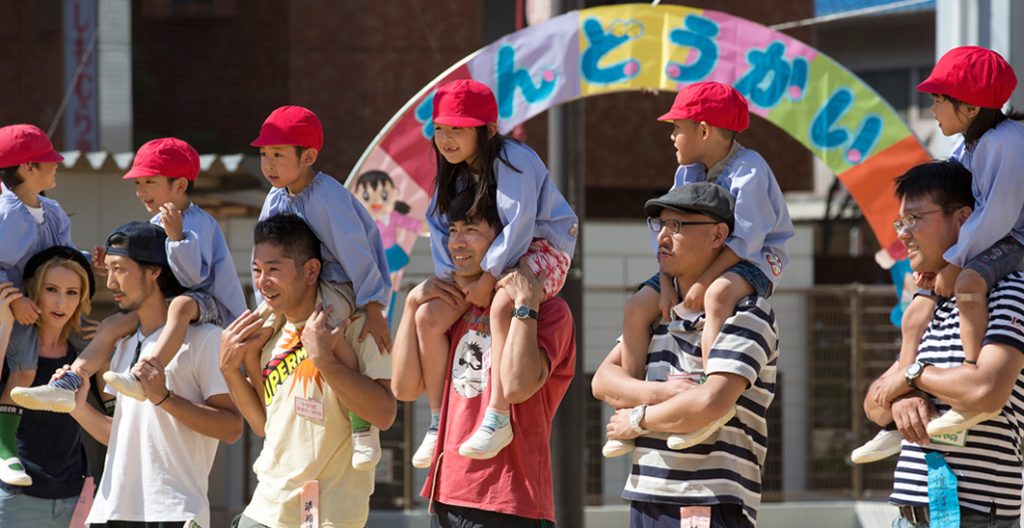 「一期一会」の出会いを大切にする写真家の榎並悦子さんの視野は、人物、自然、風習、高齢化問題などと幅広い。盲老人ホームの日常をとらえた「都わすれ」、東京の下町を撮った「裏から廻って三軒目」、高齢化率日本一の町を取材した「日本一の長寿郷」、「109歳園長☆未来へのバトン」などなど。