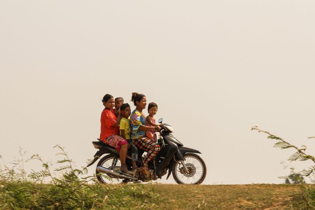 今回、カンボジアのSamphos Sut さんの写真を展示することができたのは、公益社団法人日本写真協会「東京写真月間」のご厚意で実現いたしました。お母さんの運転するオートバイに乗ってのお出かけ景色は、かつての日本でも見られた風景。こんな穏やかな風景がずっと続いてほしいと願わずにいられません。
