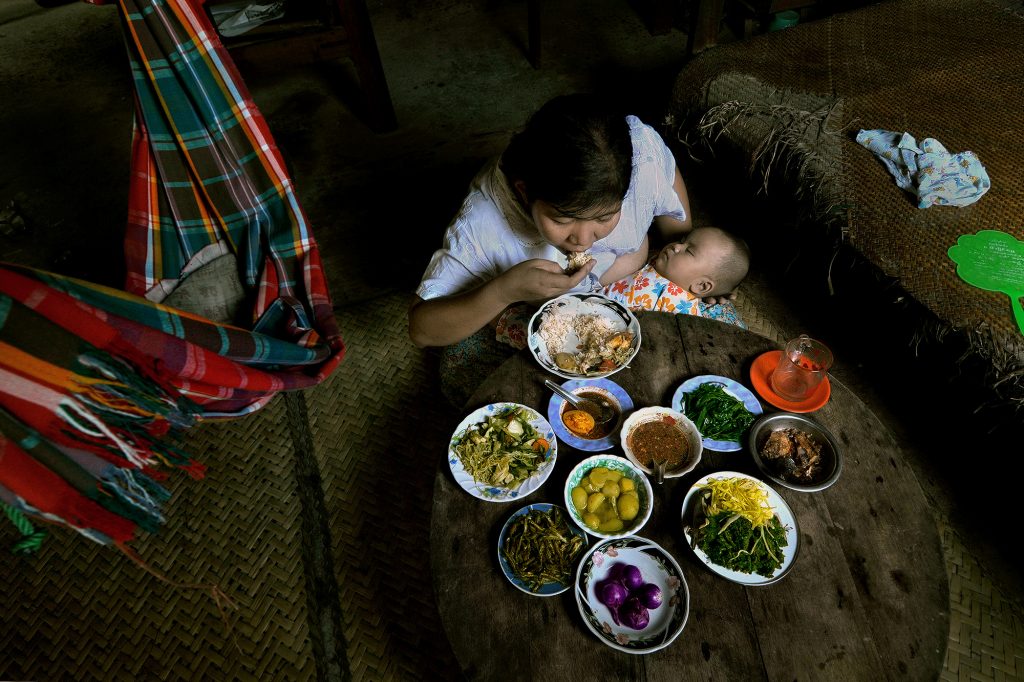 ミャンマーの女性の生活を描いた写真でニコンフォトコンテストを受賞したこともあるThander Soeさんが、この度の「親子写真まつり」に展示する一枚として選んだのは、食卓を囲む母と子の写真でした。穏やかな日々が、ミャンマーに訪れることをみんなで祈りたいと思います。